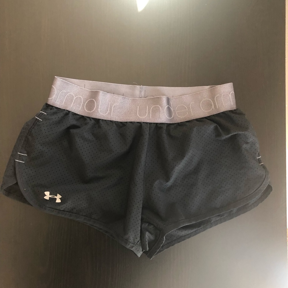 Under armour workout shorts worn twice size: SMALL